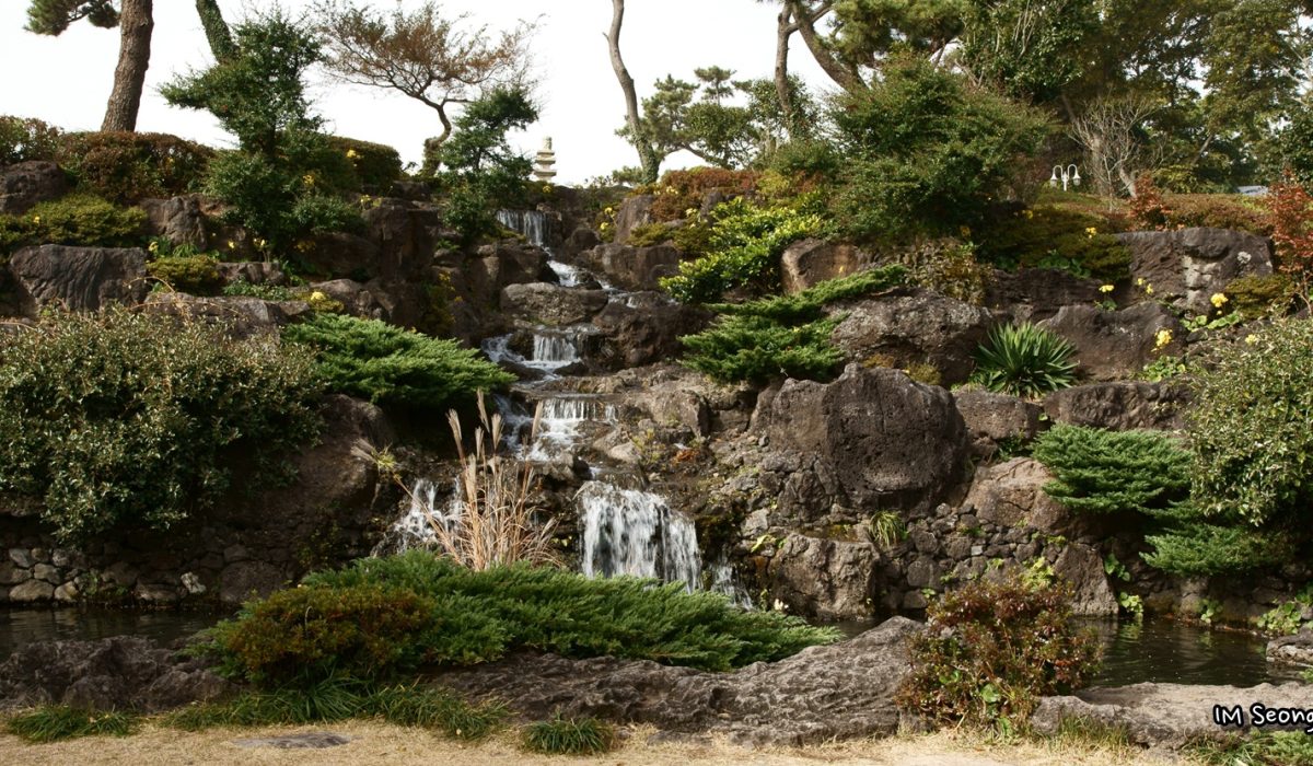 Camellia_Hill (폭포,_제주_카멜리아힐)_-_panoramio Photo by 골뱅이